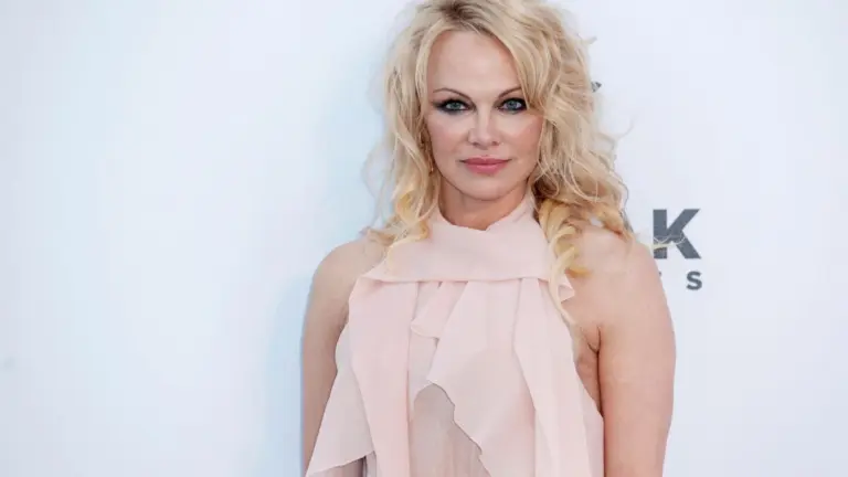 ‘The Naked Gun’ Star Pamela Anderson (59) Stuns in Venice as She Accepts Major Award With Almost No Makeup