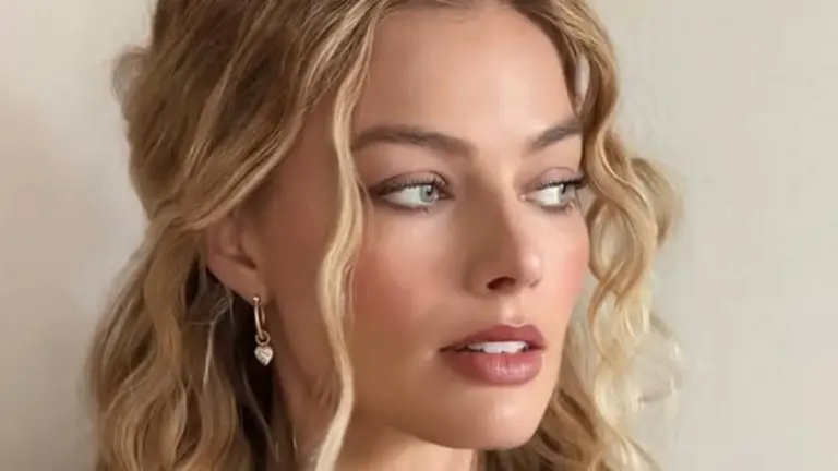 ‘Wuthering Heights’ Star Margot Robbie’s Viral ‘New Mom Mode’ Photos Aren’t New, and Fans Are Only Now Finding Out