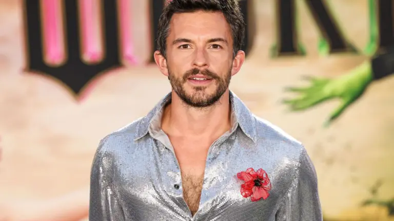 Fans Can’t Get Enough of Jonathan Bailey’s ‘Jurassic World’ Training Throwback
