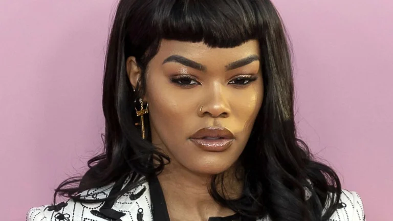 ‘One Battle After Another’ Star Teyana Taylor Turns the VMAs Red Carpet Into a Gothic Feather Moment in Zuhair Murad Couture